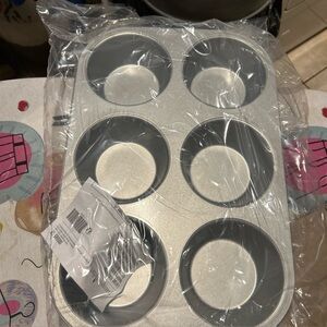 NEW Pampered Chef Large muffin pan - 100595